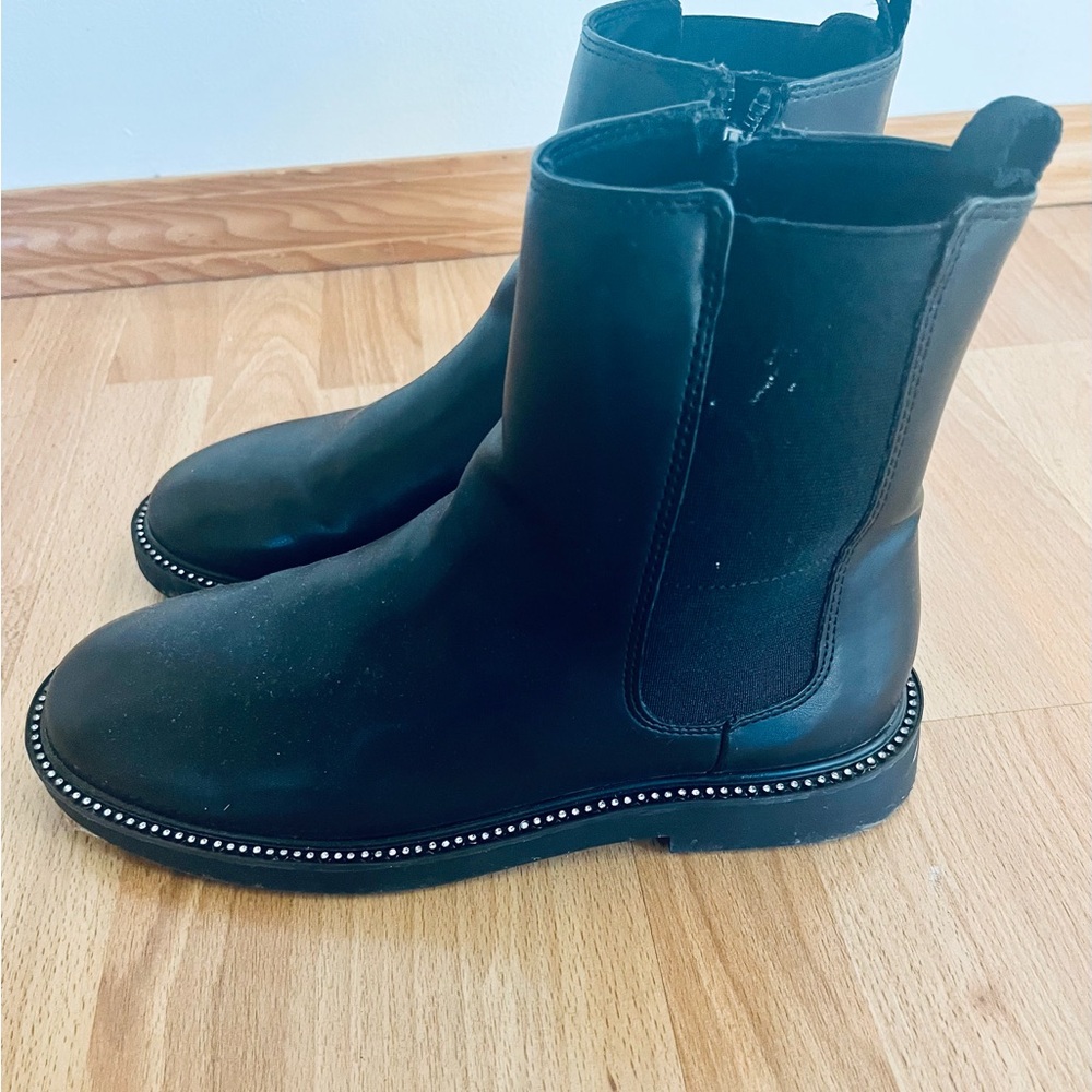 Elegant Black Chelsea Boots